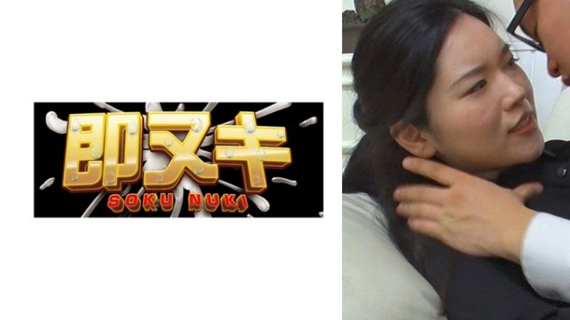 丧服姿态美熟女的白皙胸部！在遗照前被抱住的未亡人的性。