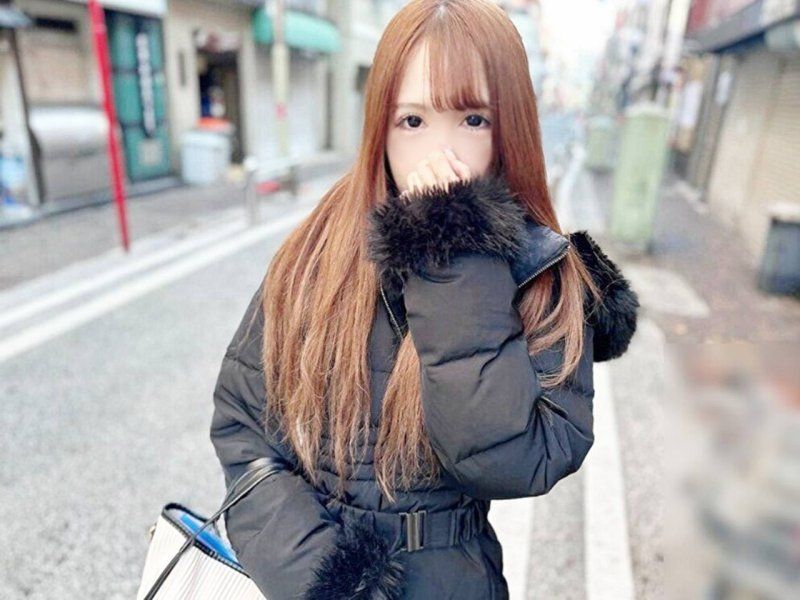 美容部员一年生的苗条美女在路上说声说声直接带到旅馆！锻练过的腹肌在老头子肉棒猛幹时「啊啊啊」！